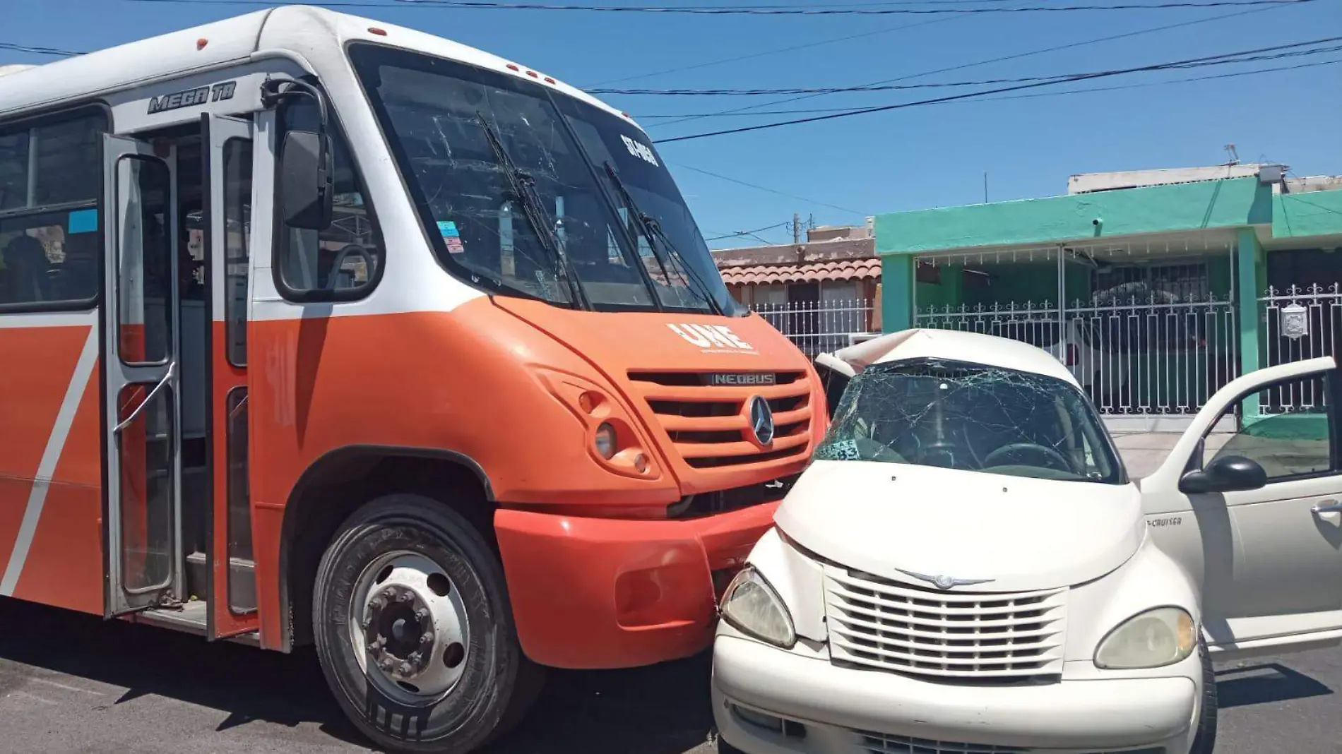 Camión del transporte urbano arrolla auto de mujer